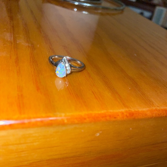 Silver ring with opal stone lined with diamonds - Picture 1 of 6